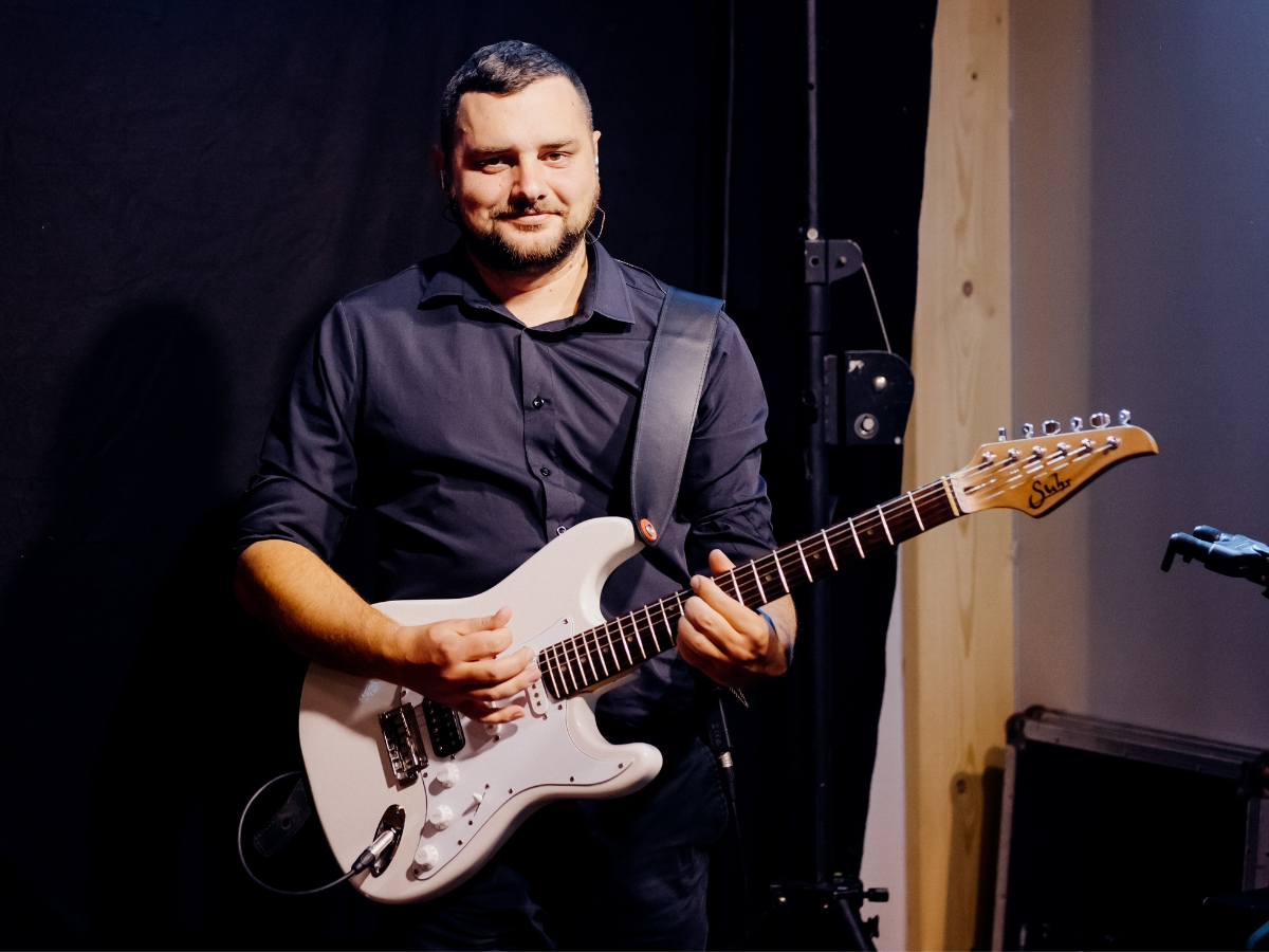 Emil – gitarzysta zespołu The Pearl