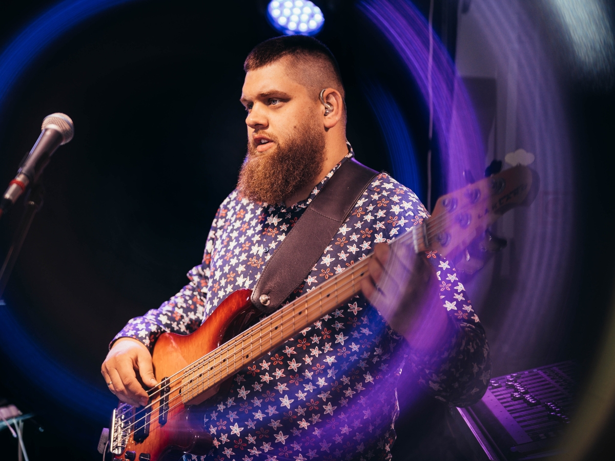 Tomek – basista i realizator dźwięku zespołu The Pearl